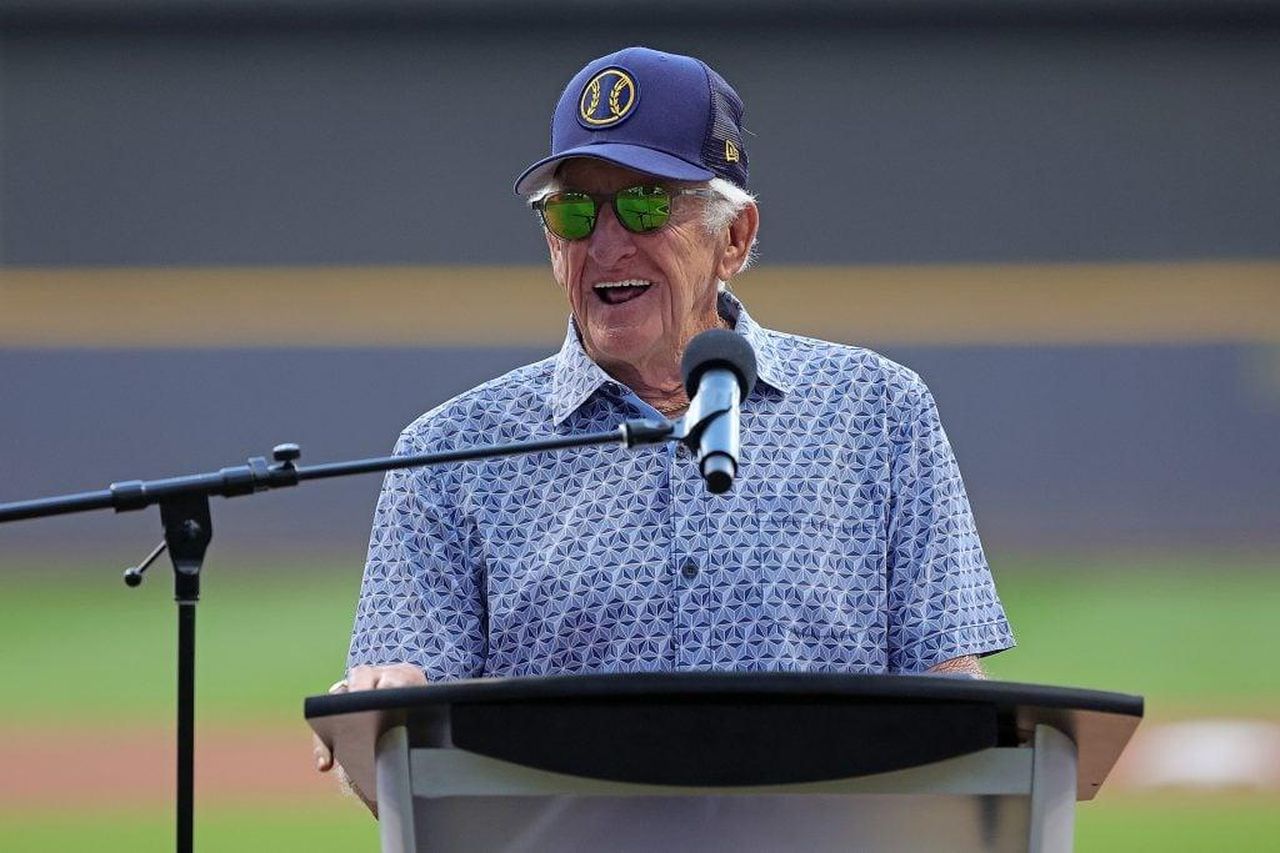 Il_Suo_Impatto_come_Commentatore_AH4DclM6tp - Confidenze24 source:thehollywoodgossip - Il Suo Impatto come Commentatore - Bob Uecker parla al pubblico prima di una partita.