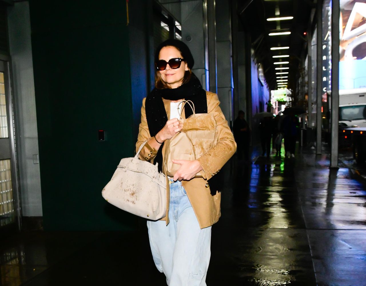 Il_Tote_Bag_di_Katie_Holmes_uo4DhwCY7t - Confidenze24 source:usmagazine - Il Tote Bag di Katie Holmes - Borsa di Katie Holmes