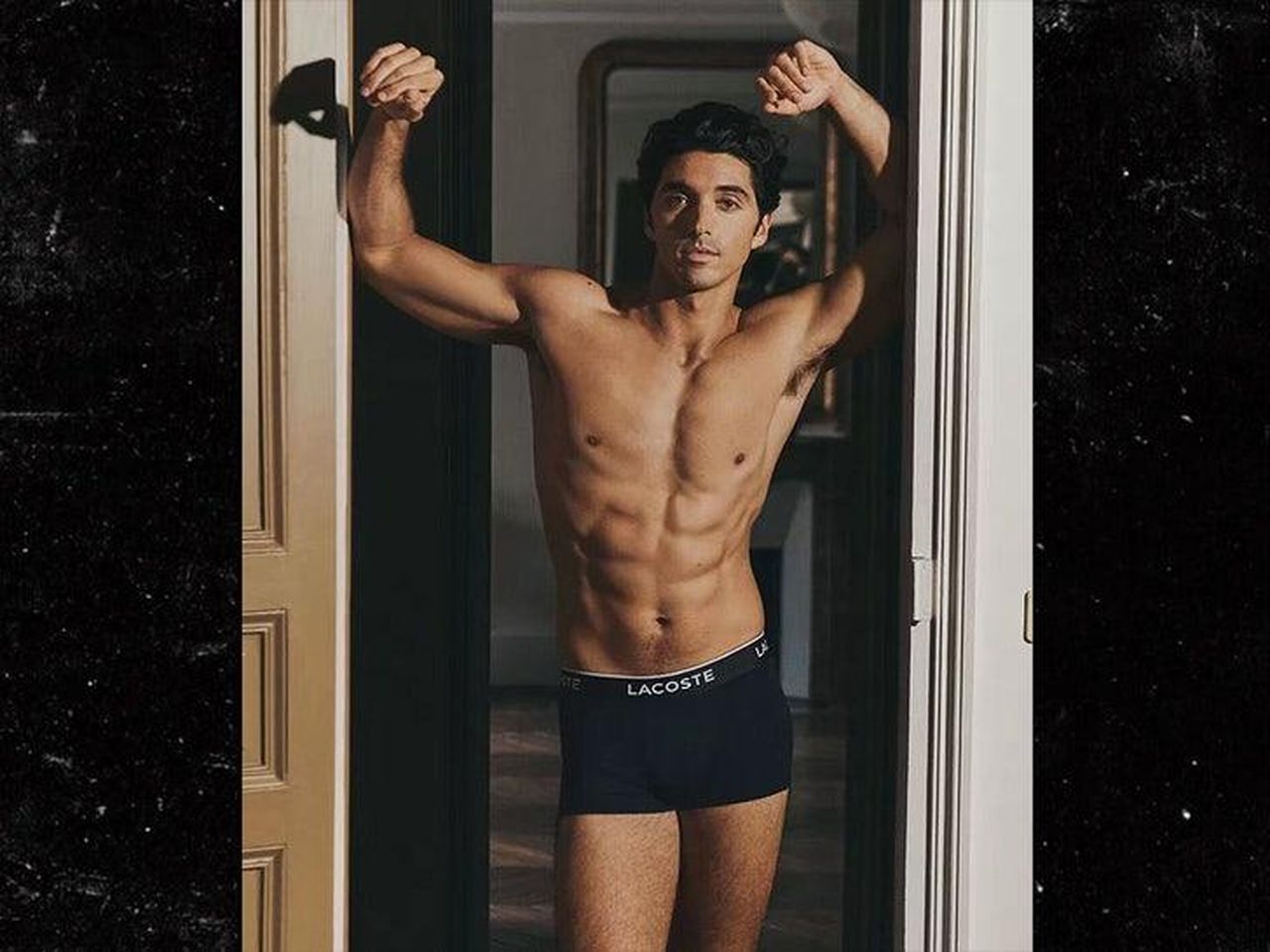 Il_Video_Che_Fa_Sognare_oFW3nHAY4J - Confidenze24 source:allcelebrities - Il Video Che Fa Sognare - Taylor Zakhar Perez mentre si guarda allo specchio