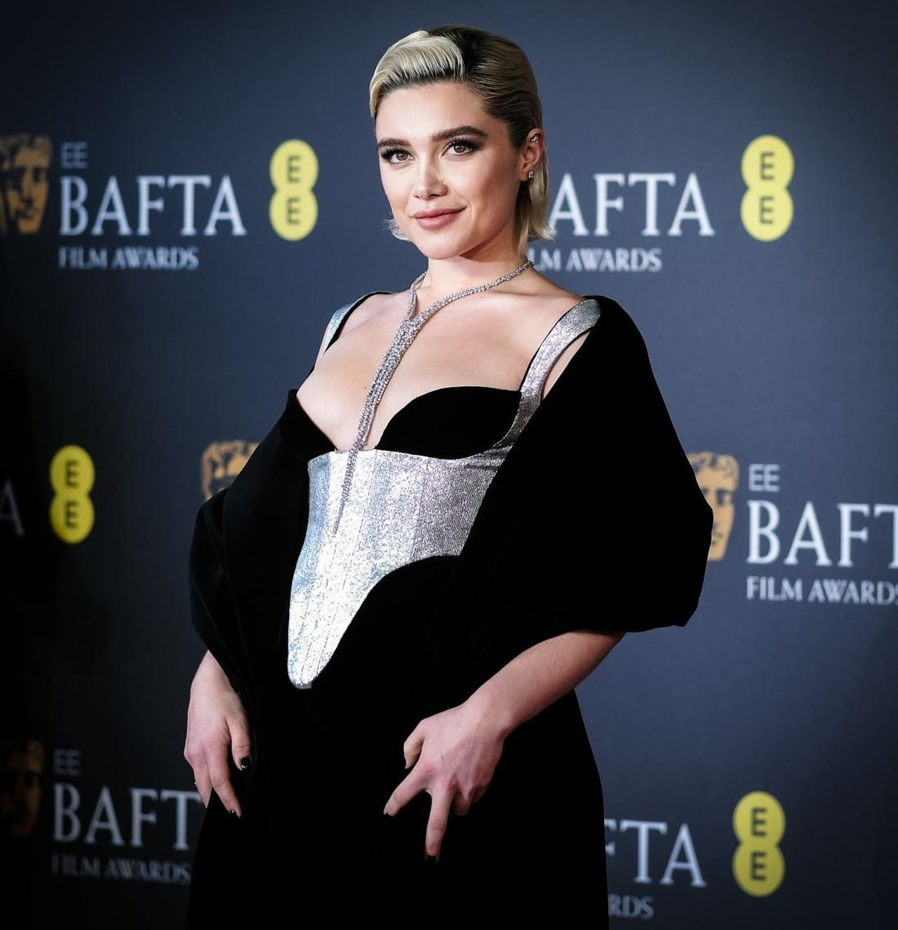 Il_cambiamento_nella_vita_di_Florence_dopo_We_Live_In_Time_qKwX7KiSto - Confidenze24 source:celebitchy - Il cambiamento nella vita di Florence dopo 'We Live In Time' - Florence Pugh in un evento