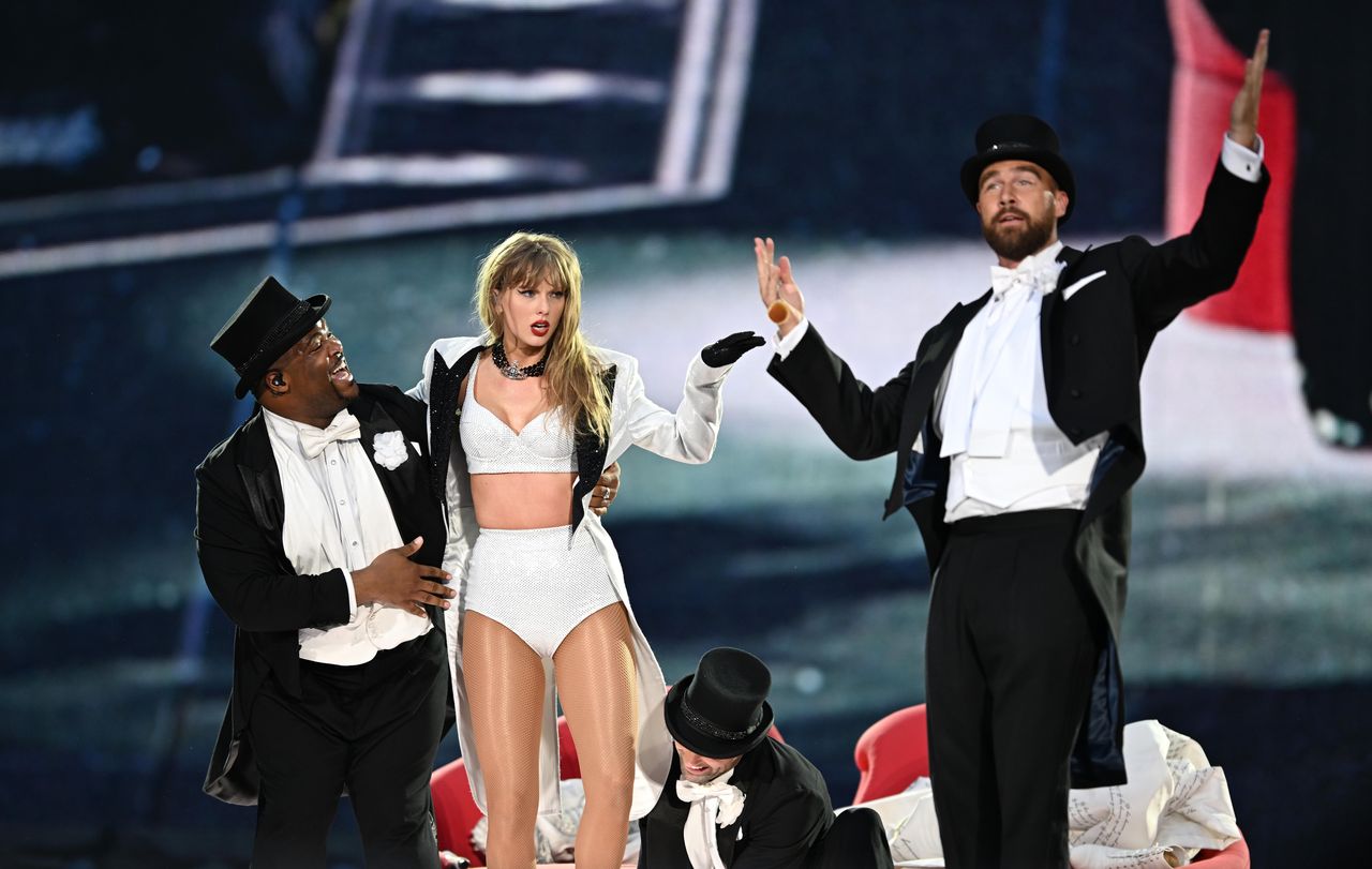 Il_commento_di_Travis_sul_matrimonio_PsHJAIQI58 - Confidenze24 source:sheknows - Il commento di Travis sul matrimonio - Taylor Swift è sul palco con Travis Kelce durante il 'Eras Tour' a Wembley Stadium.