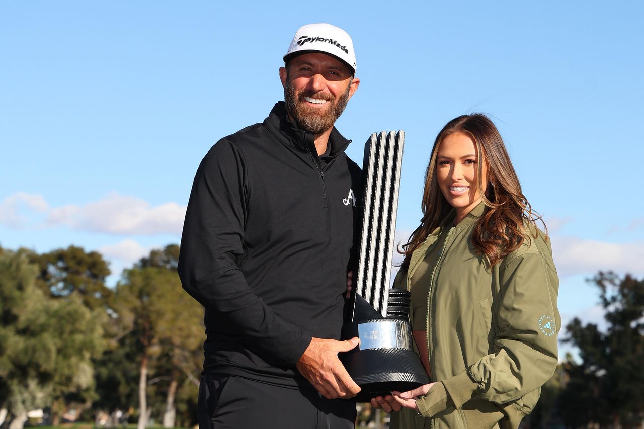 Il_compleanno_di_Tatum_un_party_indimenticabile_4NZgD2g0Tt - Confidenze24 source:sheknows - Il compleanno di Tatum: un party indimenticabile - Paulina Gretzky e Dustin Johnson con il trofeo