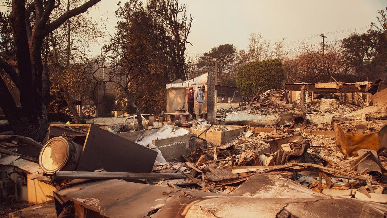 Il_devastante_incendio_a_Pacific_Palisades_dAWvQ666US - Confidenze24 source:allcelebrities - Il devastante incendio a Pacific Palisades - Ruderi della casa di Mia Ammer a Pacific Palisades