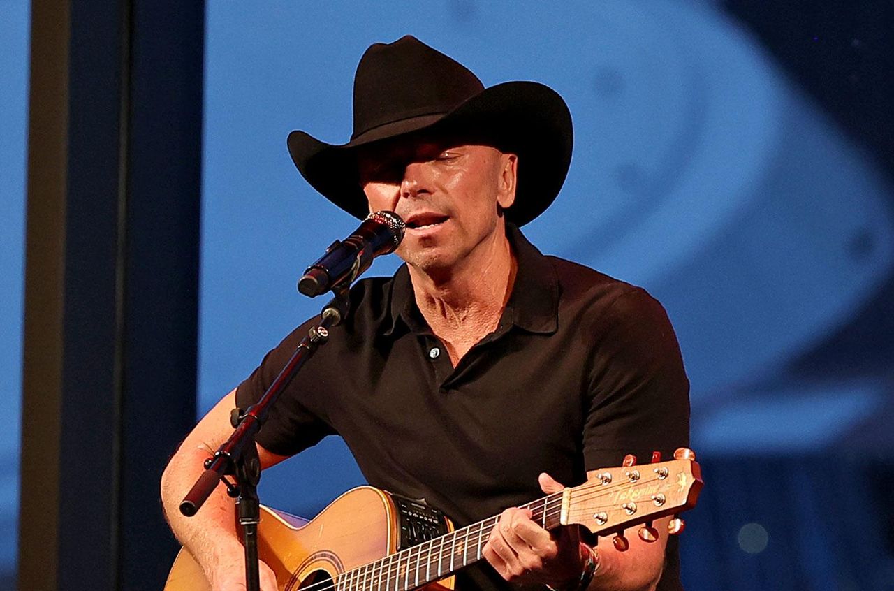 Il_difficile_inizio_della_loro_amicizia_6gV1YyRqEX - Confidenze24 source:billboard - Il difficile inizio della loro amicizia - Kenny Chesney si esibisce durante i CMA Triple Play Awards