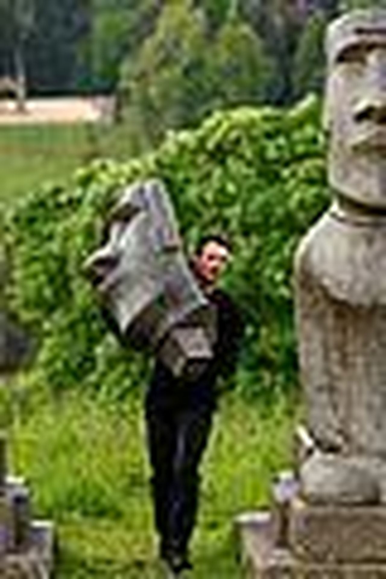 source:justjared - Il gioco dei traditori e dei fedeli - zac efron abilità recitative in The Traitors dibattute 03