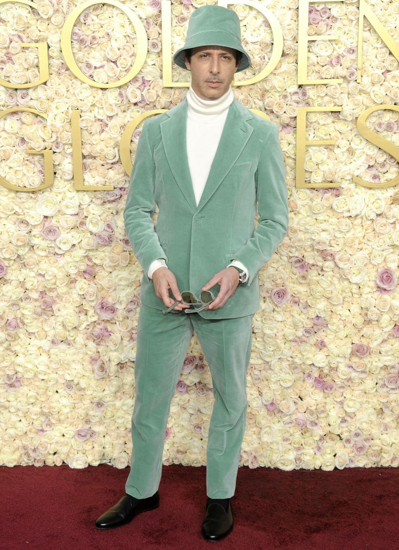 Il_look_di_Jeremy_Strong_ai_Golden_Globes_e5m6tETMFL - Confidenze24 source:celebitchy - Il look di Jeremy Strong ai Golden Globes - Jeremy Strong ai Golden Globes con cappello a secchiello