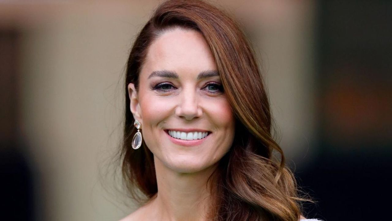 Il_look_di_Kate_al_Royal_Marsden_Hospital_sPOUcUf3Wd - Confidenze24 Il look di Kate al Royal Marsden Hospital - Kate Middleton in vacanza a Balmoral: perché è un buon segno