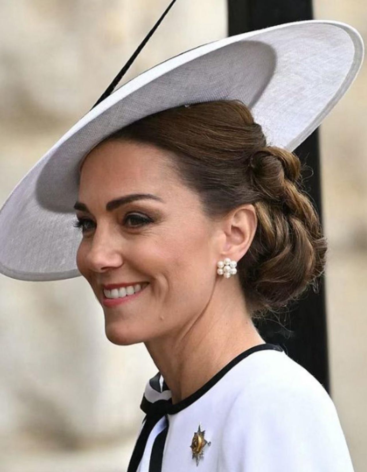 Il_look_di_Kate_al_Royal_Marsden_Hospital_sfLYejpkYr - Confidenze24 Il look di Kate al Royal Marsden Hospital - Kate Middleton in vacanza a Balmoral: perché è un buon segno
