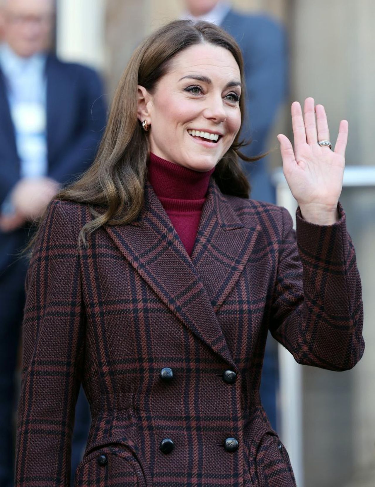 Il_look_di_Kate_un_mix_di_eleganza_e_praticit_59RITYI1cF - Confidenze24 source:celebitchy - Il look di Kate: un mix di eleganza e praticità - Il look di Kate con cappotto e gonna