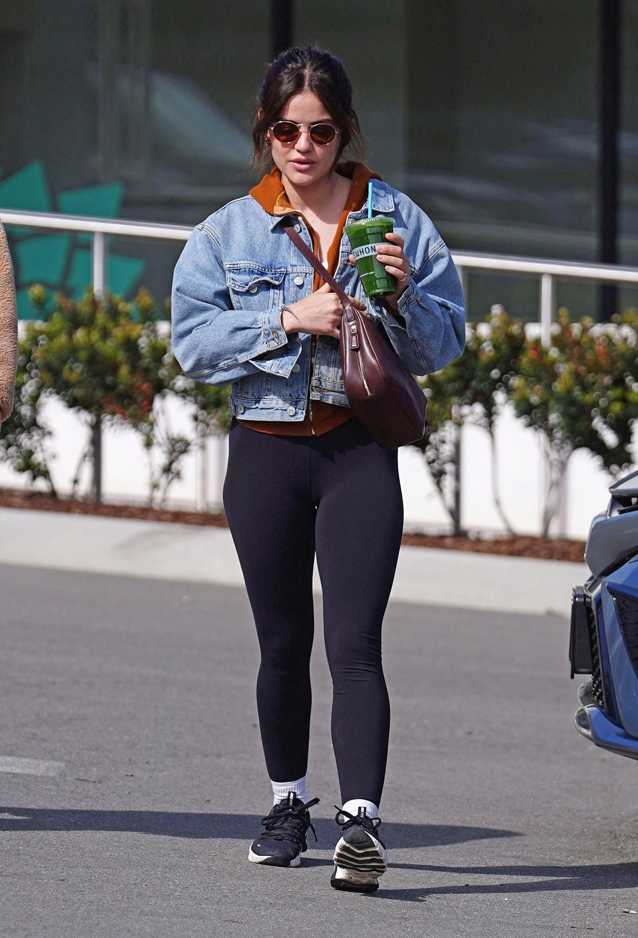 Il_look_di_Lucy_Hale_nel_2024_eKUXB4jsgv - Confidenze24 source:usmagazine - Il look di Lucy Hale nel 2024 - Lucy Hale in un look senza tempo