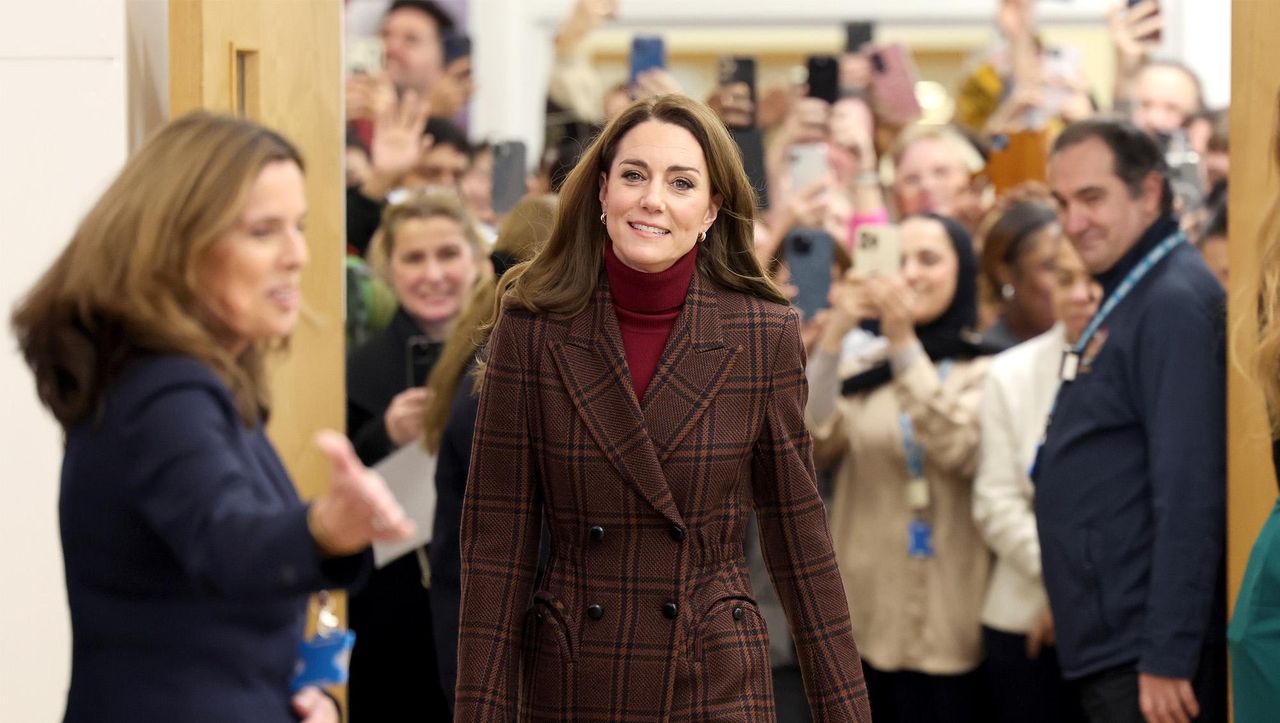 Il_maglione_di_Kate_Middleton__gi_sold_out_1ou2VGqW2G - Confidenze24 source:usmagazine - Il maglione di Kate Middleton è già sold out - Catherine, Principessa di Galles durante una visita al Royal Marsden Hospital il 14 gennaio 2025 a Londra, Inghilterra.