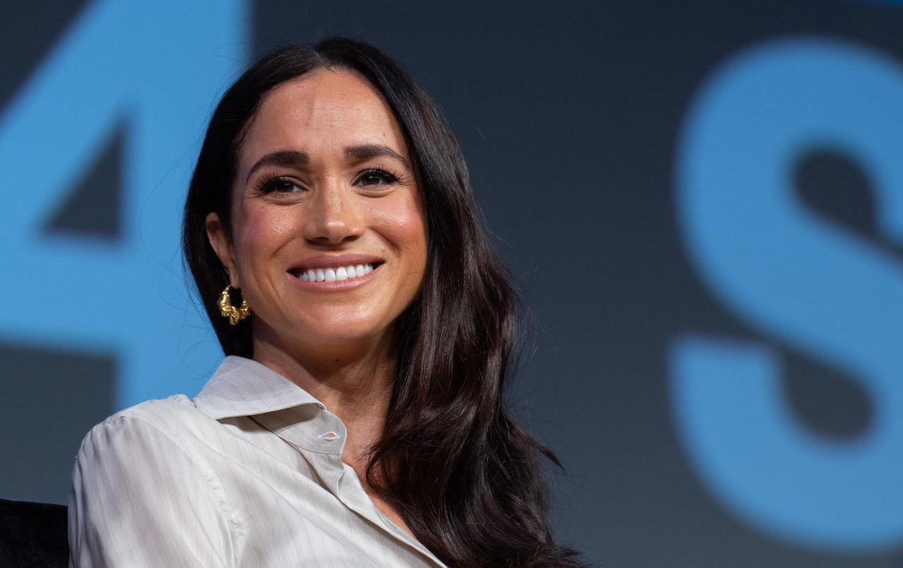 Il_maglione_di_Meghan_Markle_5fxQ4Pmqd2 - Confidenze24 source:usmagazine - Il maglione di Meghan Markle - Meghan Markle durante la conferenza SXSW 2024