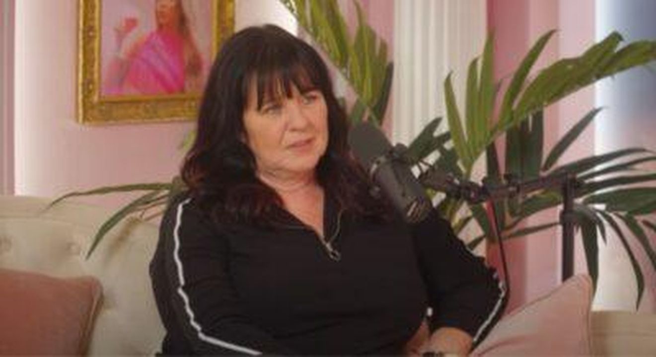 Il_messaggio_di_Bernie_per_le_sue_sorelle_dopo_la_sua_morte_kDT87yXsbF - Confidenze24 source:entertainmentdaily - Il messaggio di Bernie per le sue sorelle dopo la sua morte - Coleen Nolan parla al microfono