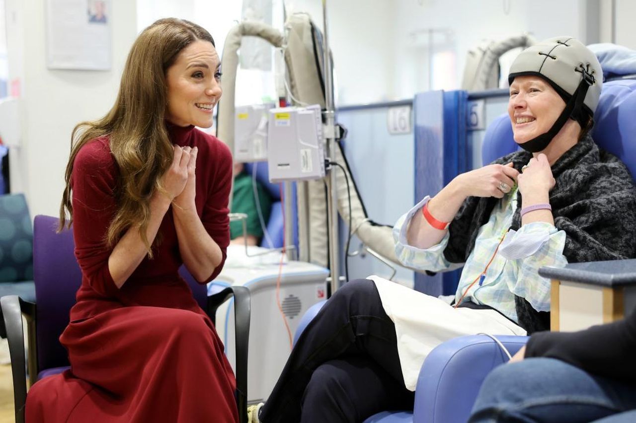 Il_messaggio_di_gratitudine_ATLsD7k1H2 - Confidenze24 source:celebitchy - Il messaggio di gratitudine - Kate durante la visita all'ospedale