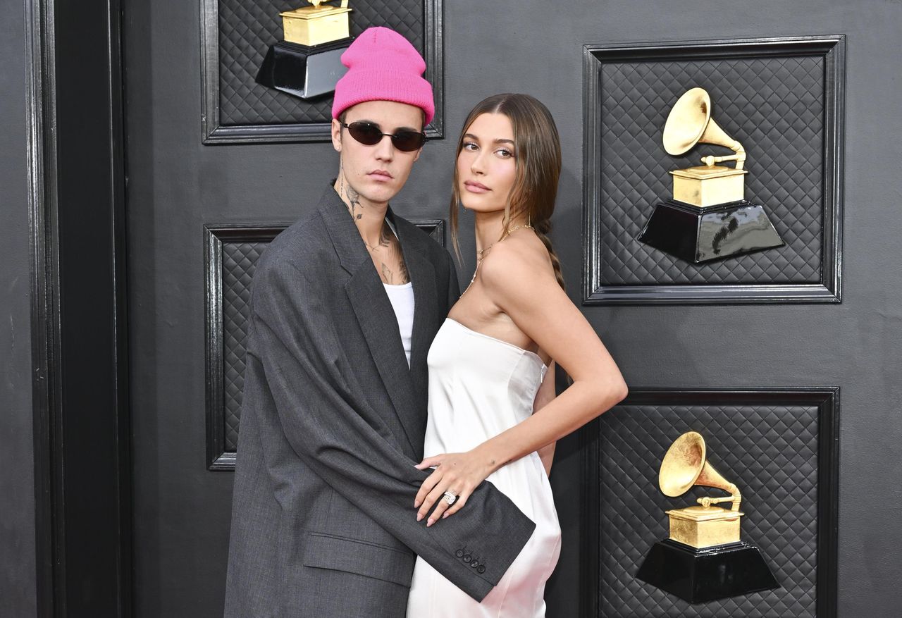 Il_mistero_del_volto_di_Jack_Blues_4qxeFIzzOe - Confidenze24 source:sheknows - Il mistero del volto di Jack Blues - Justin Bieber e Hailey Bieber ai Grammy Awards del 2022