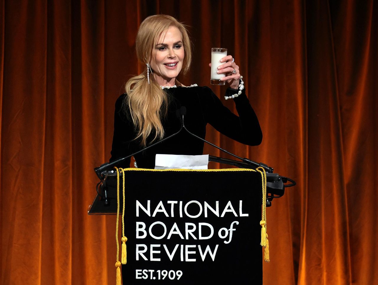 Il_momento_del_latte_sul_palco_7dSnoAWyGJ - Confidenze24 source:usmagazine - Il momento del latte sul palco - Nicole Kidman onora il suo personaggio ‘Babygirl’ bevendo latte mentre ritira un premio