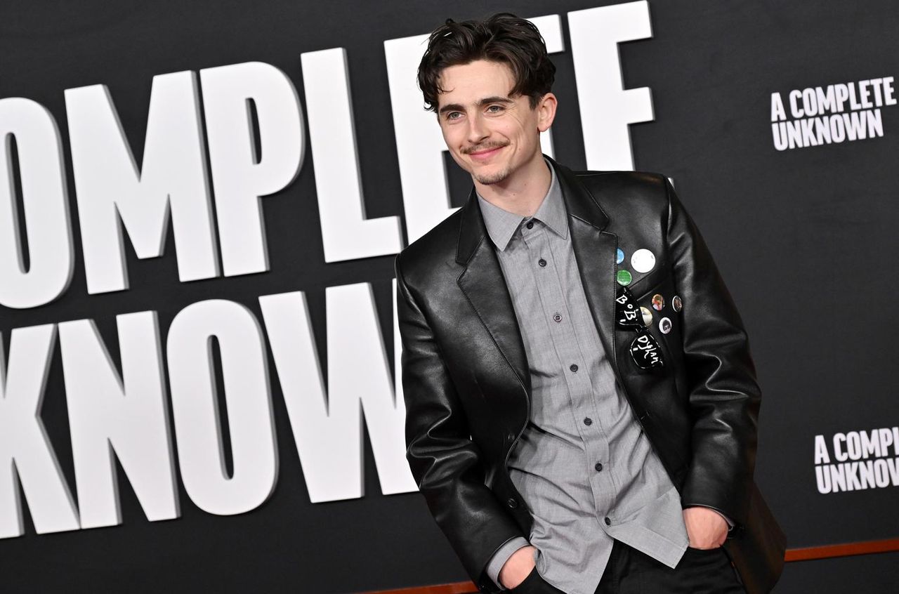 Il_momento_esilarante_sul_red_carpet_xy4NmIY3xm - Confidenze24 source:billboard - Il momento esilarante sul red carpet - Timothée Chalamet alla premiere di 'A Complete Unknown'