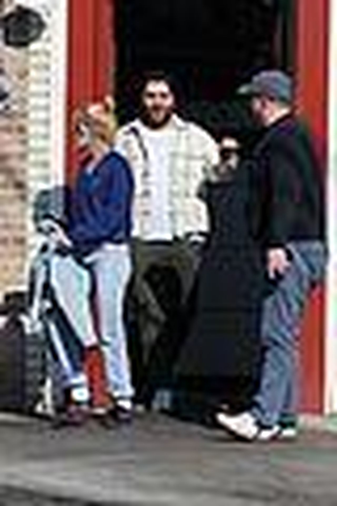 Il_nuovo_look_di_Kristen_Stewart_lhzIkYl4hj - Confidenze24 source:justjared - Il nuovo look di Kristen Stewart - Kristen Stewart e Dylan Meyer durante il pranzo