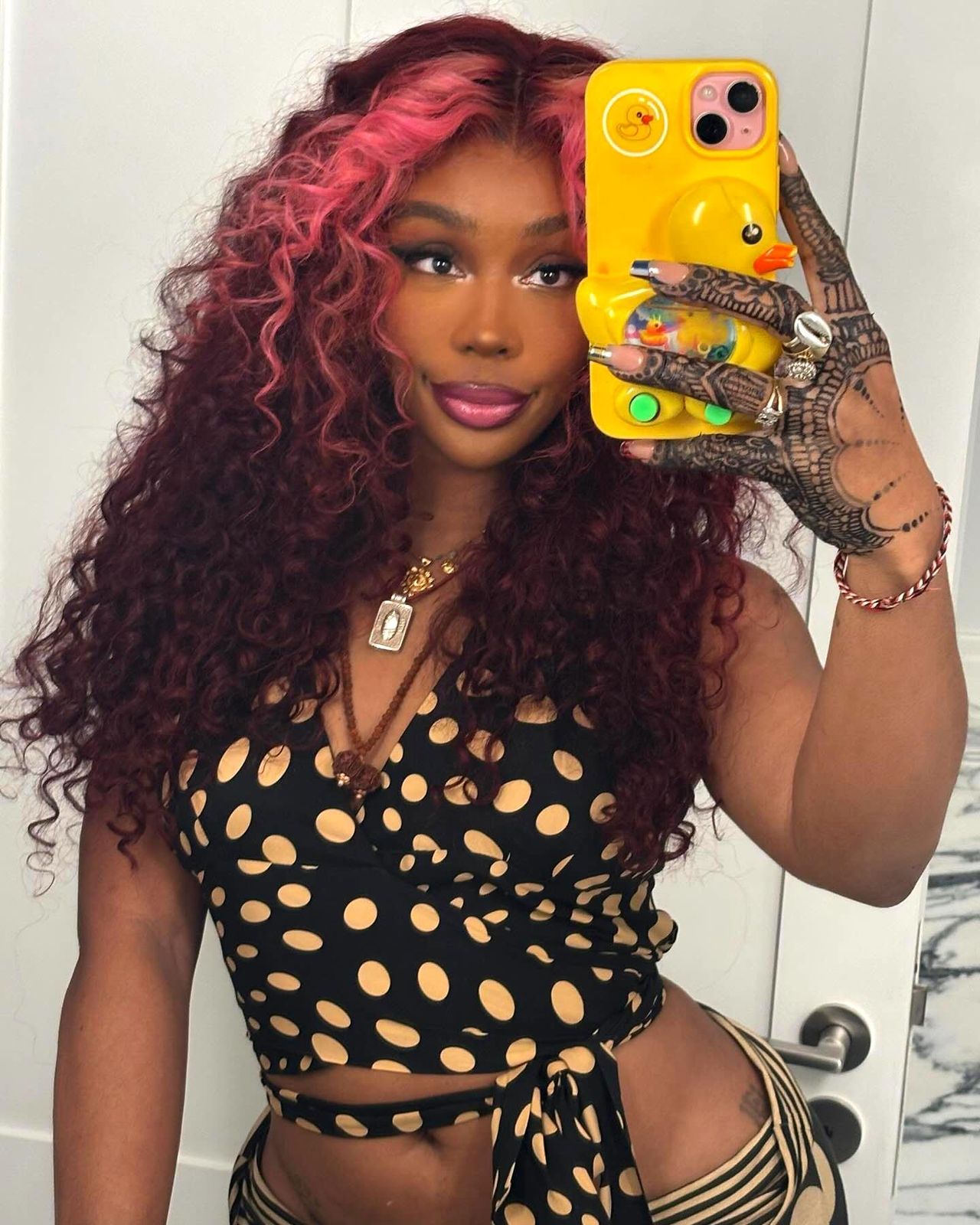 Il_nuovo_look_di_SZA_gFsO8AeVju - Confidenze24 source:usmagazine - Il nuovo look di SZA - SZA mostra i suoi nuovi riflessi rosa