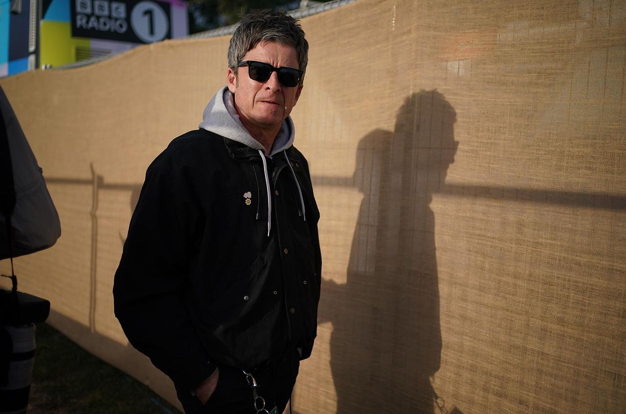 Il_nuovo_singolo_dei_Mantra_of_the_Cosmos_r7N9Kj1reE - Confidenze24 source:billboard - Il nuovo singolo dei Mantra of the Cosmos - Noel Gallagher al Glastonbury Festival il 29 giugno 2024 a Somerset.