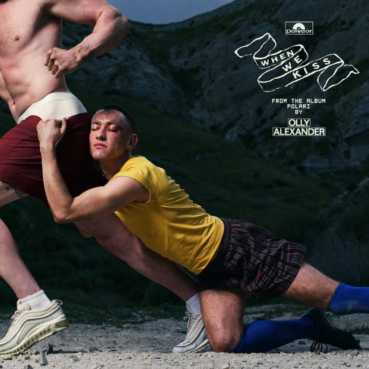 Il_nuovo_singolo_e_il_suo_significato_oXArOn3aR8 - Confidenze24 source:celebmix - Il nuovo singolo e il suo significato - Copertina del singolo 'When We Kiss' di Olly Alexander