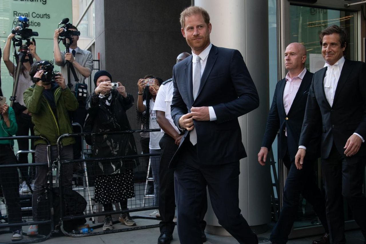 Il_processo_di_Harry_e_la_sua_presenza_a_Londra_bE6pH2lxEE - Confidenze24 source:celebitchy - Il processo di Harry e la sua presenza a Londra - Il Principe Harry in tribunale