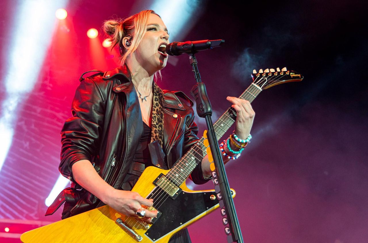 Il_ricordo_di_un_concerto_dei_Tool_EbCdXtkekY - Confidenze24 source:billboard - Il ricordo di un concerto dei Tool - Lzzy Hale di Halestorm si esibisce in Michigan