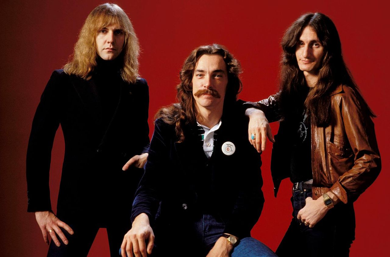 Il_ritiro_dei_Rush_e_il_rammarico_di_Alex_e_Geddy_goJH1poHuV - Confidenze24 source:billboard - Il ritiro dei Rush e il rammarico di Alex e Geddy - Alex Lifeson, Neil Peart e Geddy Lee dei Rush