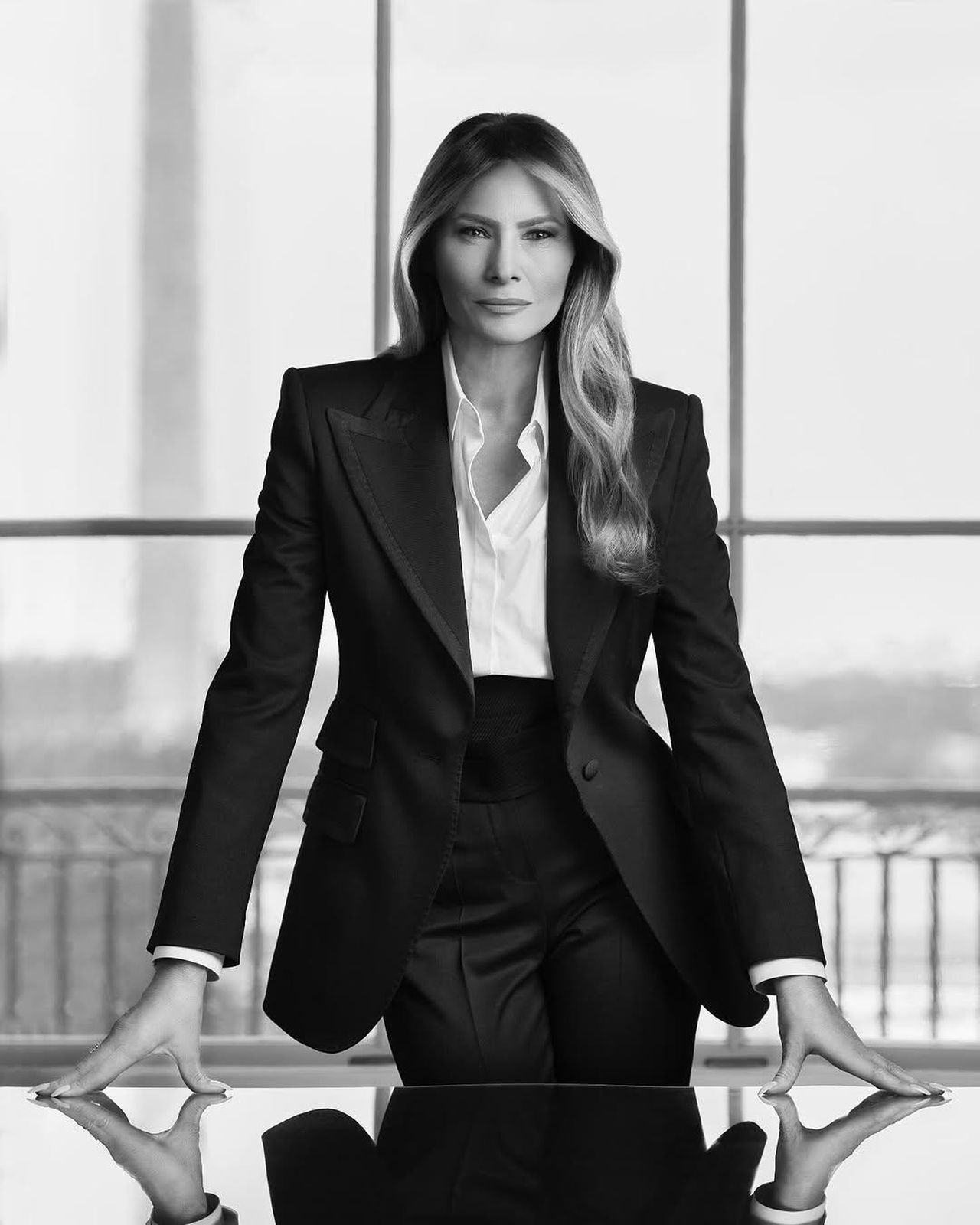 Il_ritratto_ufficiale_di_Melania_Trump_shDLgeEnmA - Confidenze24 Il ritratto ufficiale di Melania Trump - Ritratto ufficiale di Melania Trump