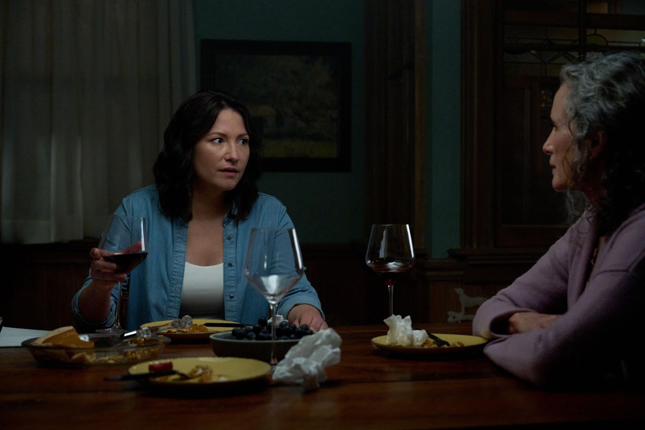 Il_segreto_di_Del_e_Sam_8JddJCzJov - Confidenze24 source:sheknows - Il segreto di Del e Sam - Chyler Leigh & Andie MacDowell on The Way Home, Season 3.