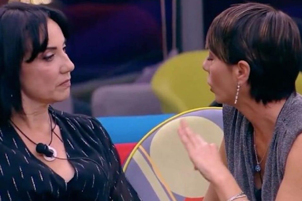 Il_siparietto_tra_Ilaria_e_Pamela_6K7drB67zE - Confidenze24 source:quilink - Il siparietto tra Ilaria e Pamela - Ilaria e Pamela parlano sotto le coperte