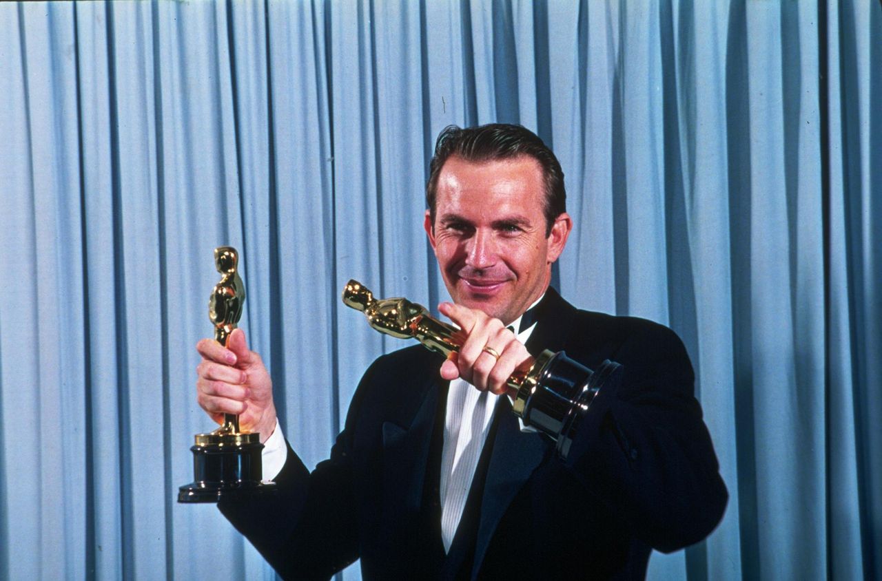 Il_successo_con_Dances_With_Wolves_HLJCk70JiQ - Confidenze24 source:usmagazine - Il successo con 'Dances With Wolves' - Kevin Costner vince l'Oscar