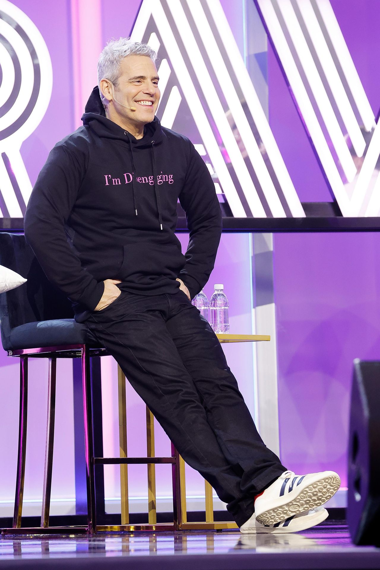 Il_tentativo_di_Andy_di_insegnare_a_Lucy_ZRaWx5PBwB - Confidenze24 source:sheknows - Il tentativo di Andy di insegnare a Lucy - Andy Cohen durante il panel 'Bravolebrity Shop-Off' a Las Vegas