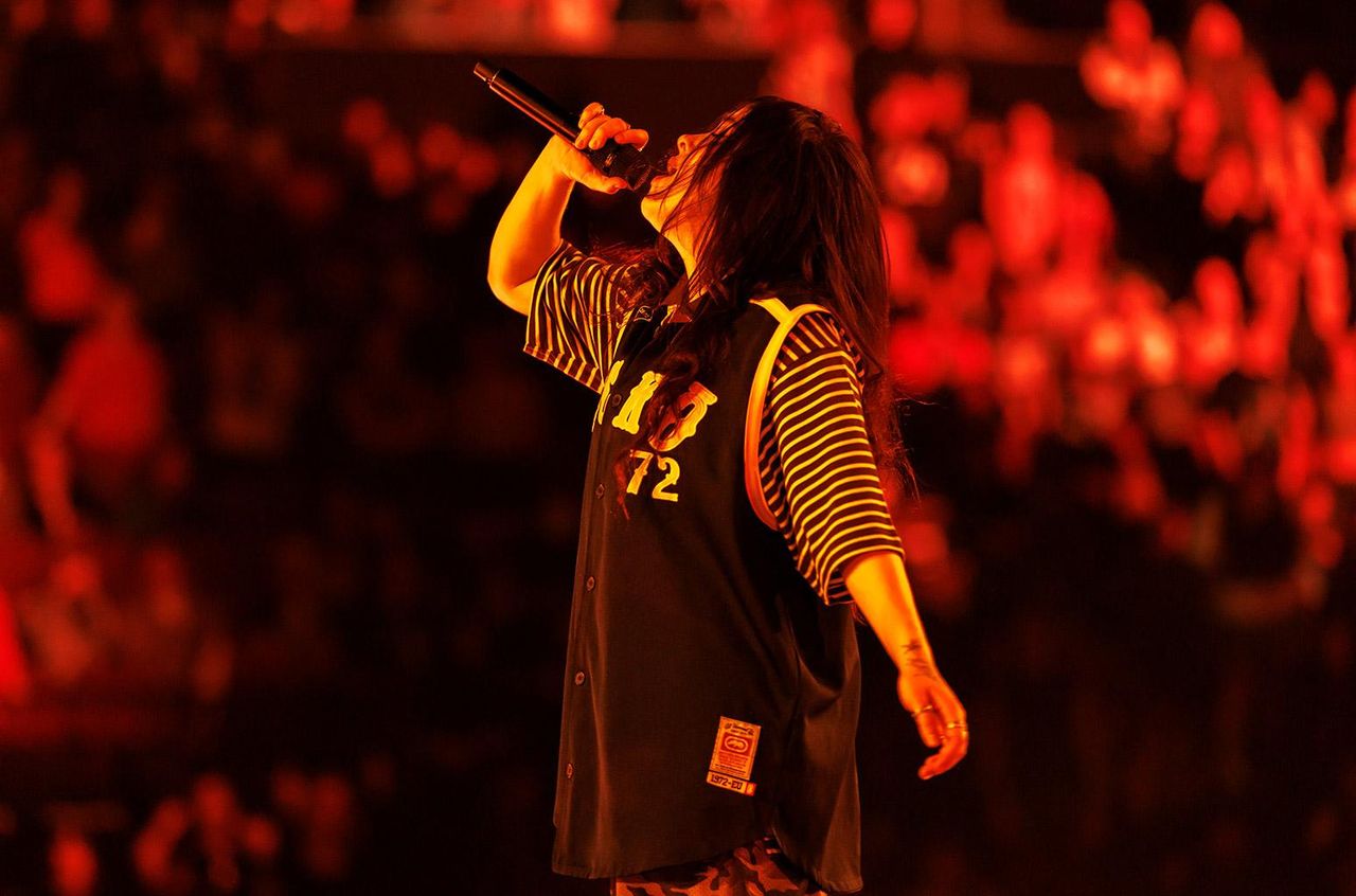 Il_trionfo_di_Birds_of_a_Feather_mmBP3YY7fM - Confidenze24 source:billboard - Il trionfo di 'Birds of a Feather' - Billie Eilish durante il tour 'Hit Me Hard and Soft' a Los Angeles.