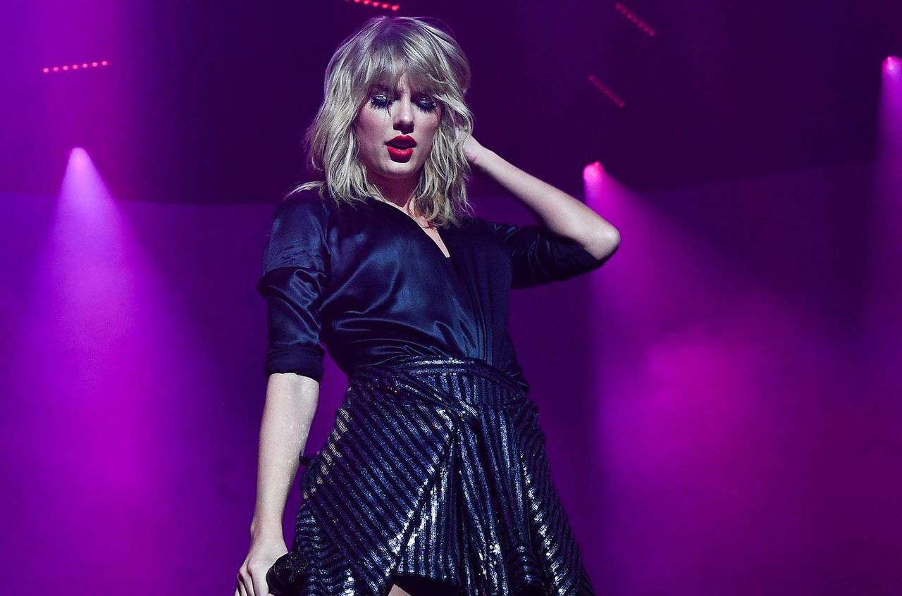 Il_trionfo_di_Taylor_Swift_SYKv2WWLGm - Confidenze24 source:billboard - Il trionfo di Taylor Swift - Taylor Swift si esibisce durante il concerto 'City of Lover' a Parigi.