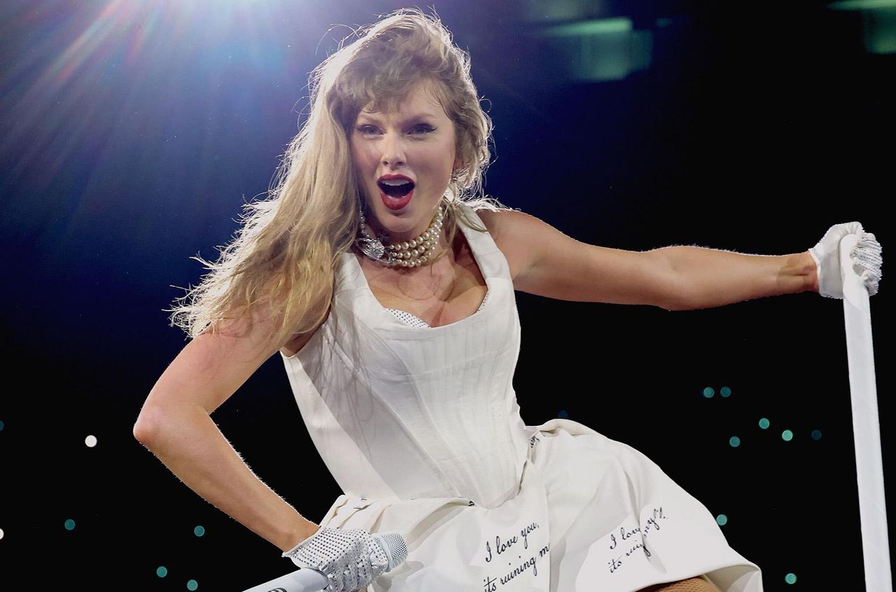 Il_trionfo_di_Taylor_con_The_Tortured_Poets_Department_rc25LCzY7q - Confidenze24 source:billboard - Il trionfo di Taylor con 'The Tortured Poets Department' - Taylor Swift si esibisce durante 'Taylor Swift | The Eras Tour' a Vancouver.