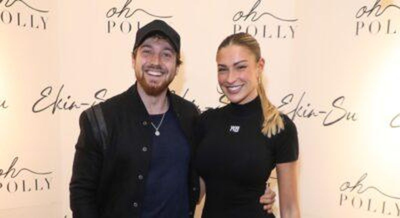 Il_vero_motivo_della_separazione_QR98kIYGUR - Confidenze24 source:entertainmentdaily - Il 'vero' motivo della separazione - Sam Thompson e Zara McDermott sorridenti