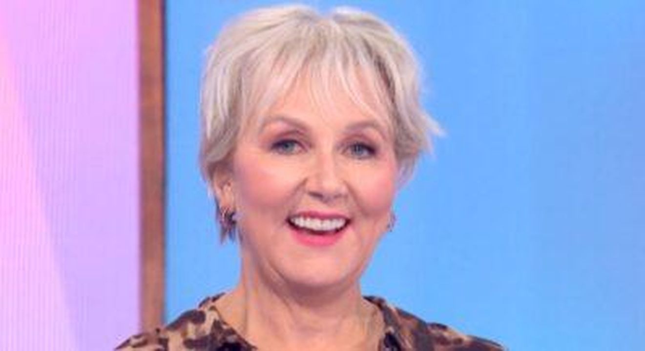Il_vero_motivo_delladdio_di_Sue_Cleaver_VibRWGhXWI - Confidenze24 source:entertainmentdaily - Il vero motivo dell'addio di Sue Cleaver - Sue Cleaver sorridente
