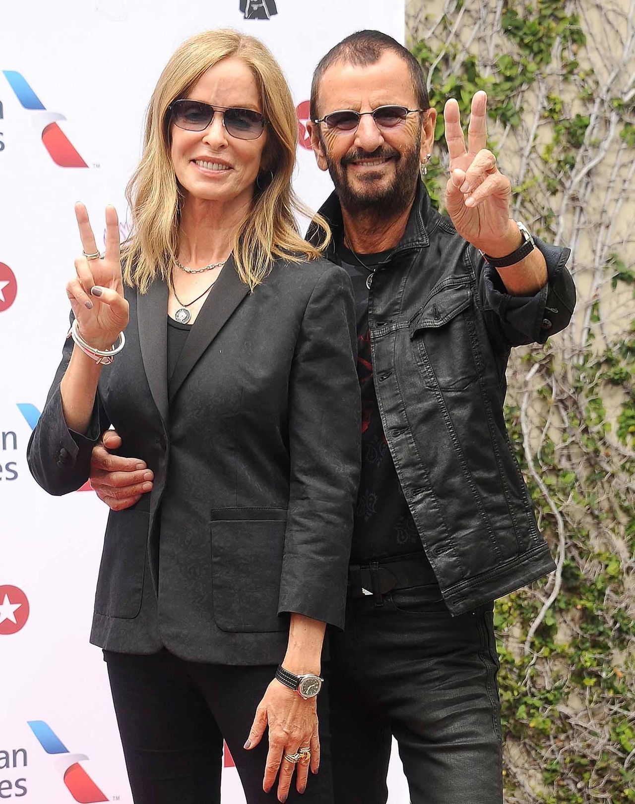 Incontro_sul_Set_di_Caveman_sEgpEizCsG - Confidenze24 source:usmagazine - Incontro sul Set di Caveman - Ringo Starr e Barbara Bach sul set di Caveman