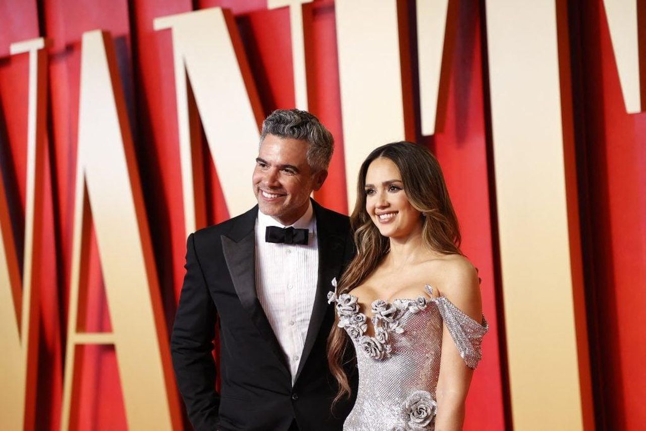 Indizi_di_Crisi_nIpiOPWAKA - Confidenze24 source:thehollywoodgossip - Indizi di Crisi - Jessica Alba e Cash Warren al Vanity Fair Oscars Party