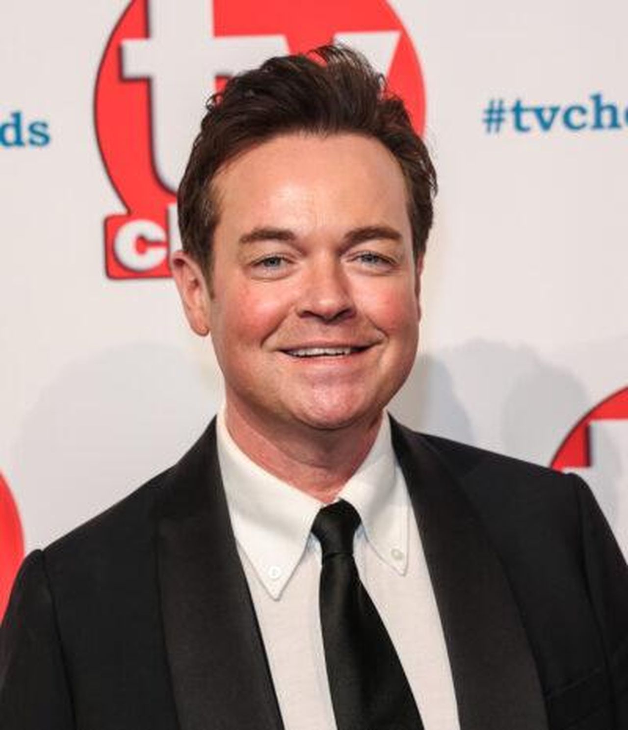 Intervento_di_novembre_e_spavento_alla_Pizza_Express_1J2odlirM0 - Confidenze24 source:entertainmentdaily - Intervento di novembre e spavento alla Pizza Express - Stephen Mulhern in un abito nero e cravatta