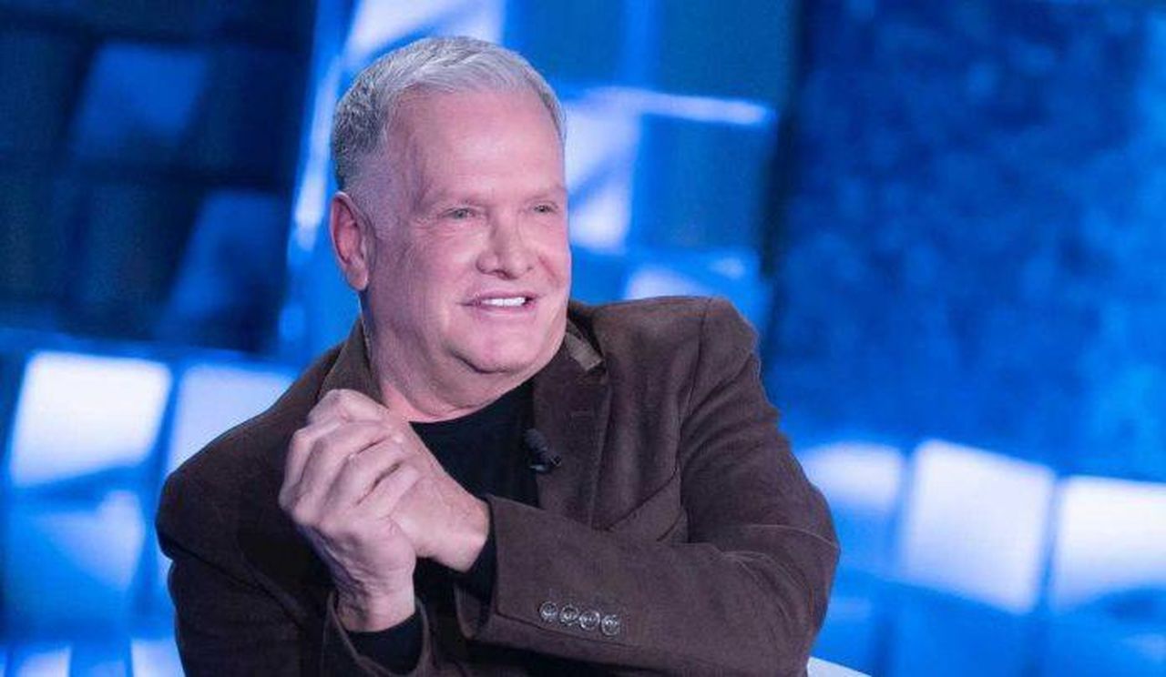 Intervista_a_Garrison_ex_professore_di_Amici_di_Maria_De_Filippi_VEBWCxzFNH - Confidenze24 source:superguidatv - Intervista a Garrison, ex professore di Amici di Maria De Filippi - Garrison Rochelle a Verissimo