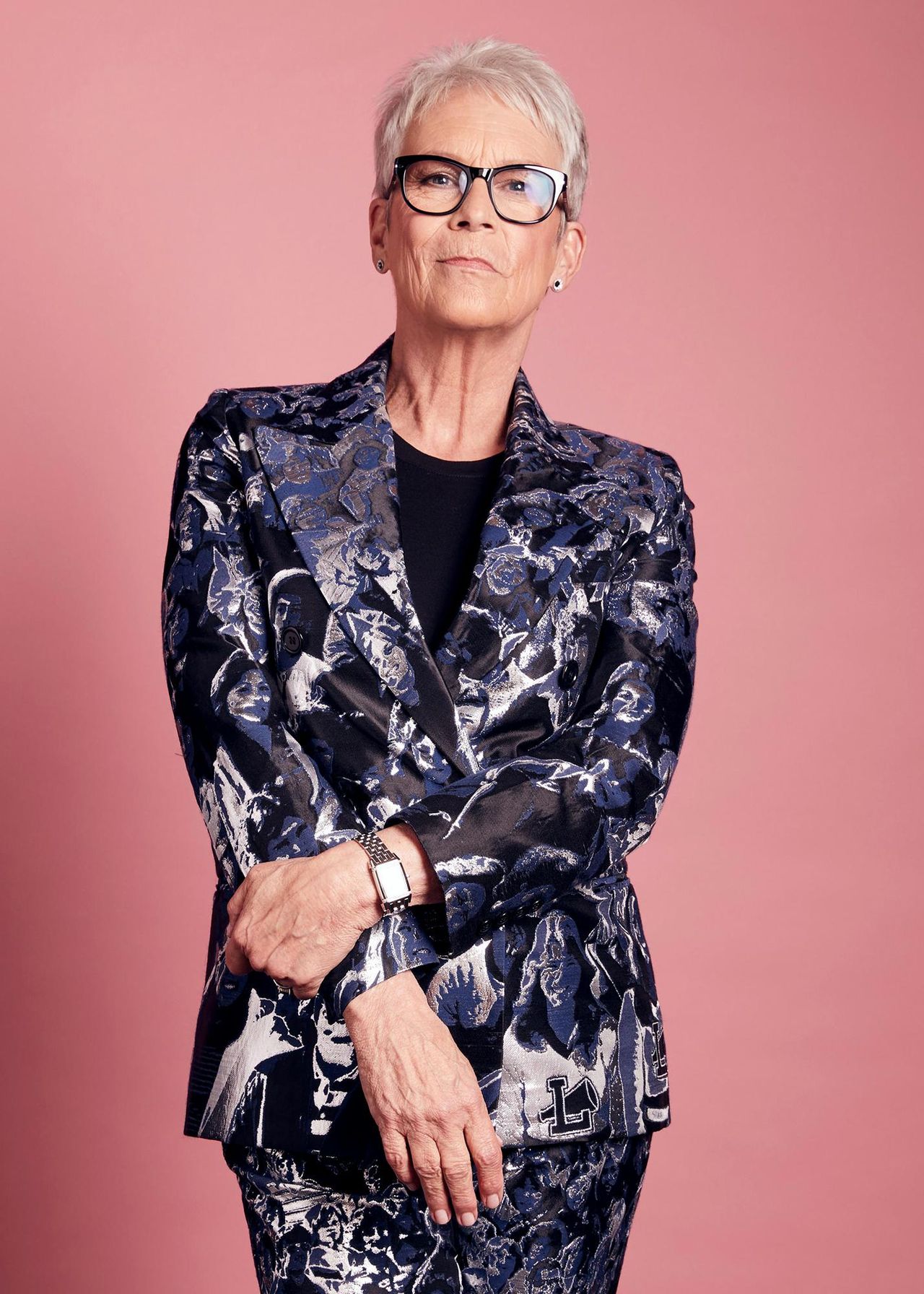 Jamie_Lee_Curtis_yaGus8dziW - Confidenze24 source:usmagazine - Jamie Lee Curtis - Jamie Lee Curtis