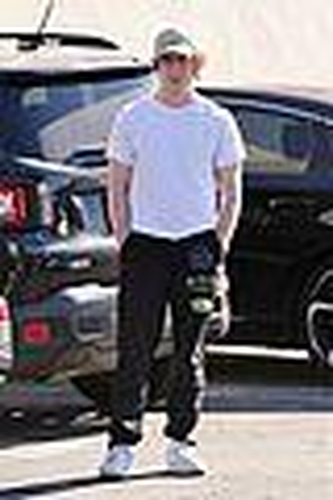 Jeremy_Allen_White_in_giro_per_Studio_City_6VwRXehDI4 - Confidenze24 source:justjared - Jeremy Allen White in giro per Studio City - Jeremy Allen White va a fare la spesa all'Erewhon