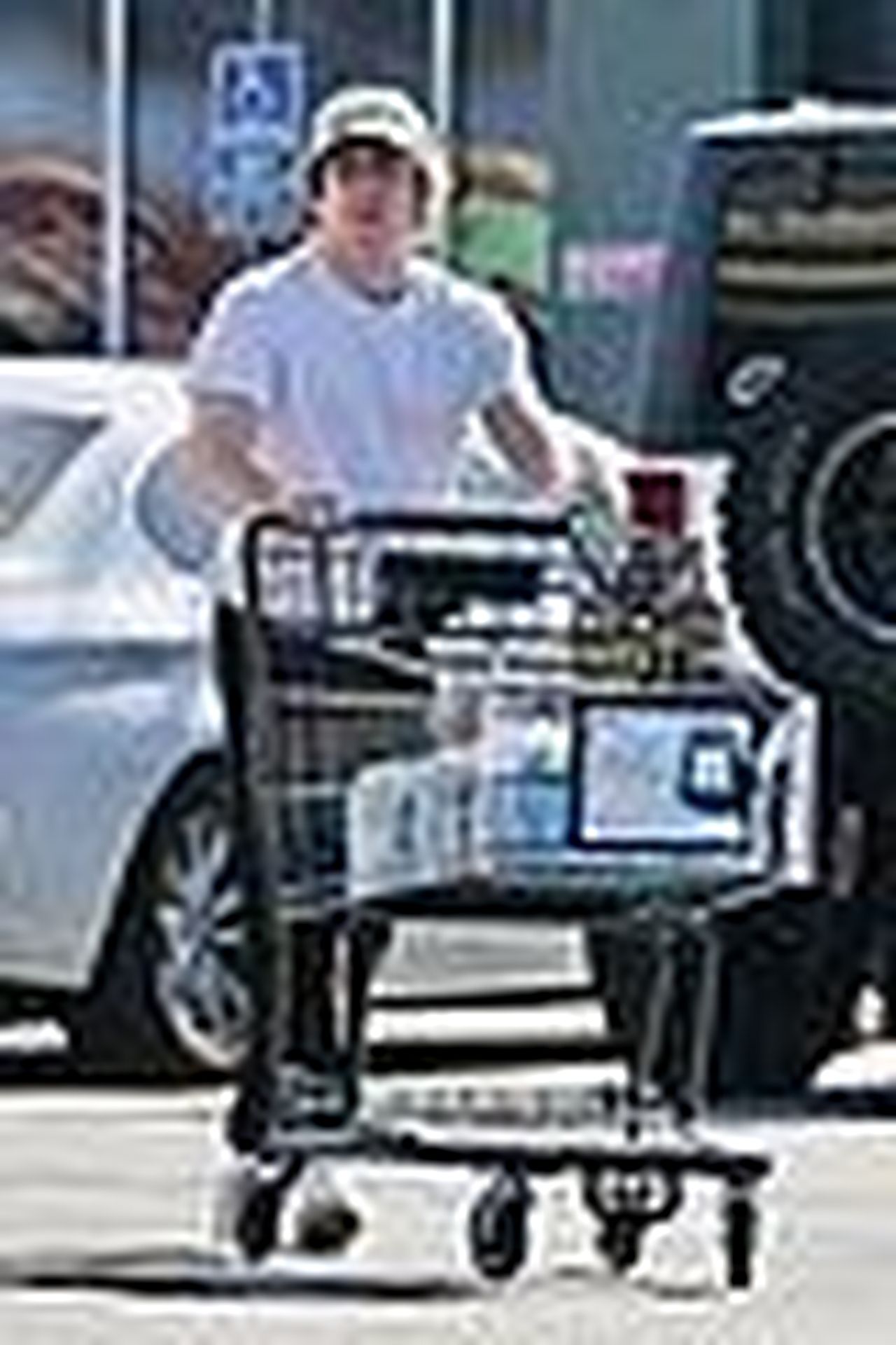 Jeremy_Allen_White_in_giro_per_Studio_City_EDYurRCx5e - Confidenze24 source:justjared - Jeremy Allen White in giro per Studio City - Jeremy Allen White va a fare la spesa all'Erewhon
