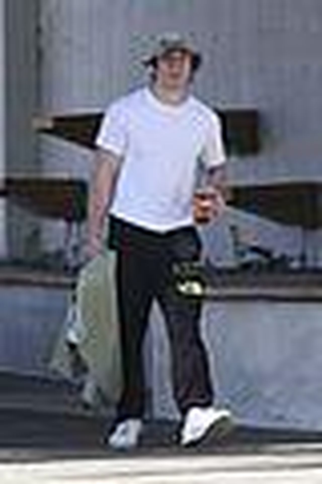 Jeremy_Allen_White_in_giro_per_Studio_City_kmse7ecrPx - Confidenze24 source:justjared - Jeremy Allen White in giro per Studio City - Jeremy Allen White va a fare la spesa all'Erewhon