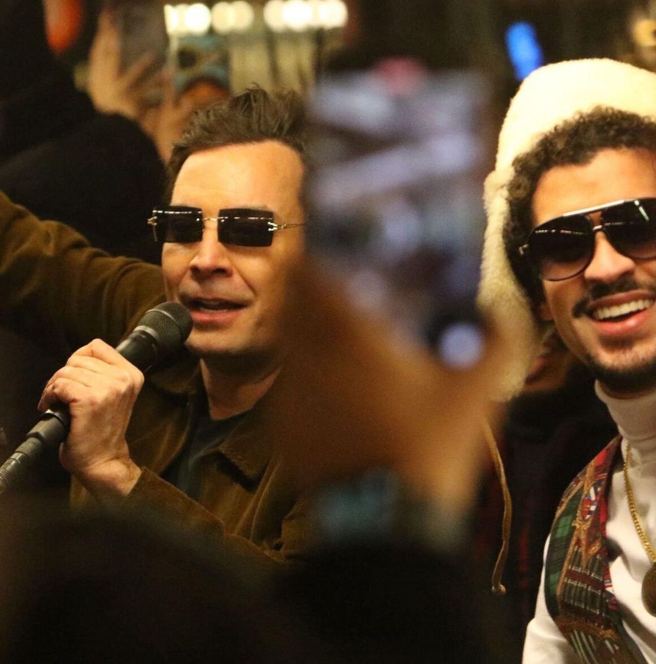 Jimmy_Fallon_e_Bad_Bunny_in_concerto_nella_metropolitana_oJx9U3hj5m - Confidenze24 source:socialitelife - Jimmy Fallon e Bad Bunny in concerto nella metropolitana - Concerto mini metropolitana di Jimmy Fallon e Bad Bunny