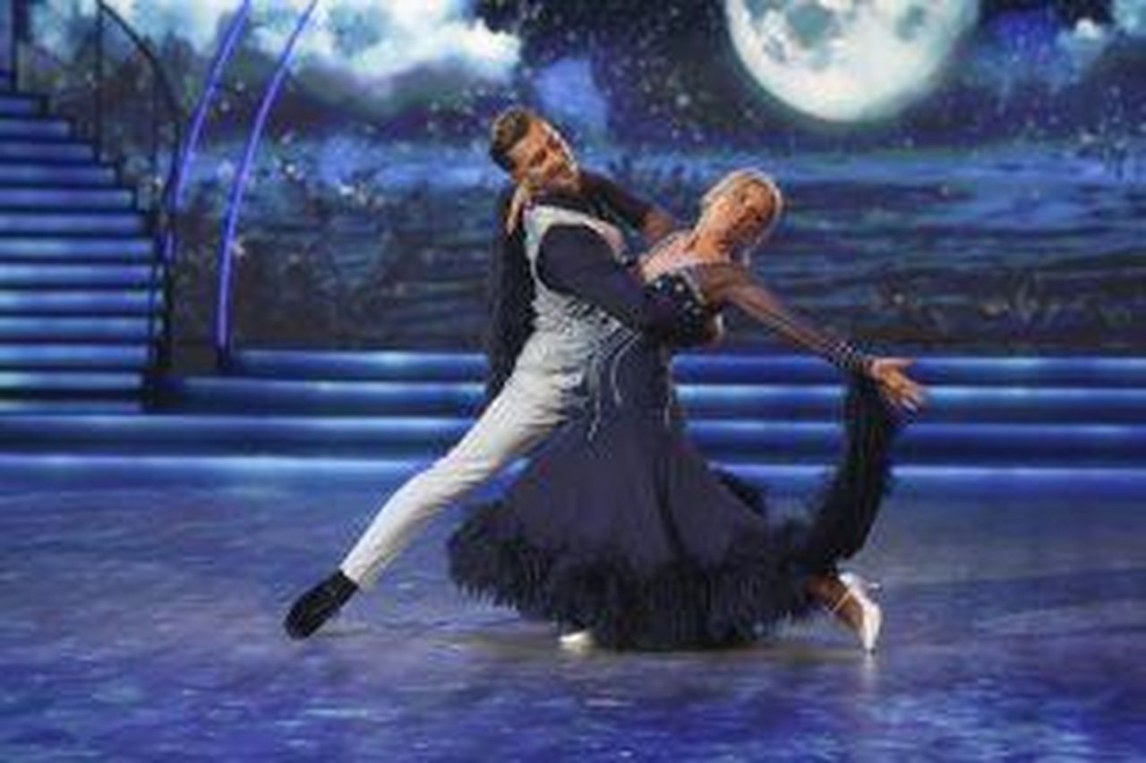 source:vipmagazine - Joanna Donnelly e Maciej Zieba - Meteorologa e autrice Joanna Donnelly con il suo partner di danza Maciej Zieba durante Dancing with the Stars.