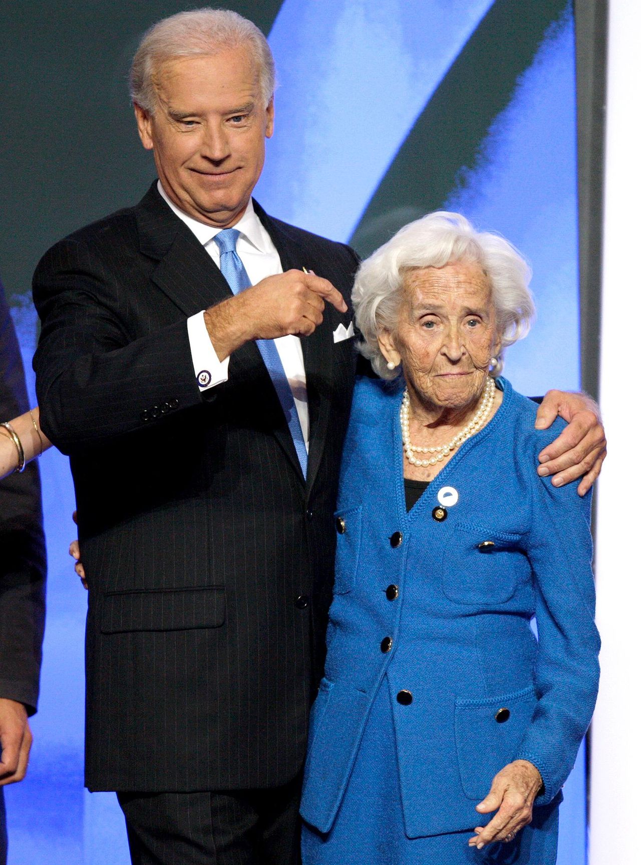 Joseph_Biden_Sr_e_Jean_Biden_KWAdWRxuWX - Confidenze24 source:usmagazine - Joseph Biden Sr. e Jean Biden - Jean Biden