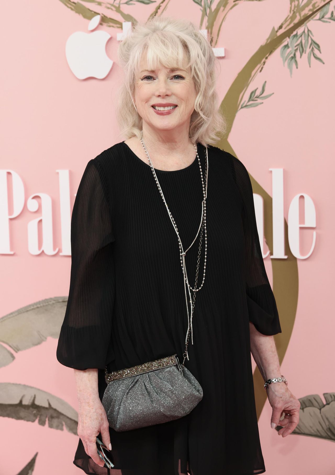 Julia_Duffy_parla_di_Night_Court_DebjSEKU3Y - Confidenze24 source:closerweekly - Julia Duffy parla di 'Night Court' - Julia Duffy Teases Wild Things About Night Court Palm Royale